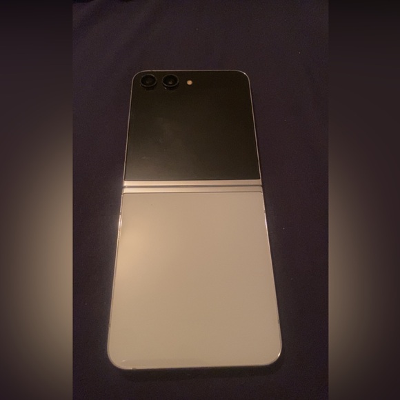 Samsung Galaxy Z Flip 5 \ 256 GB - Unlocked - Picture 1 of 3